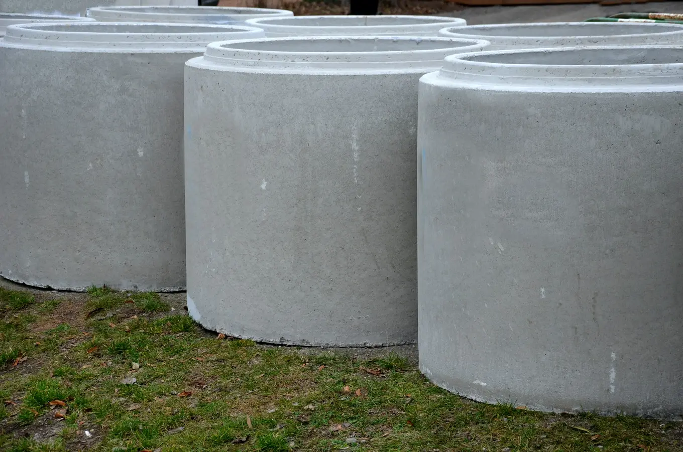 betonowe okręgi szamb