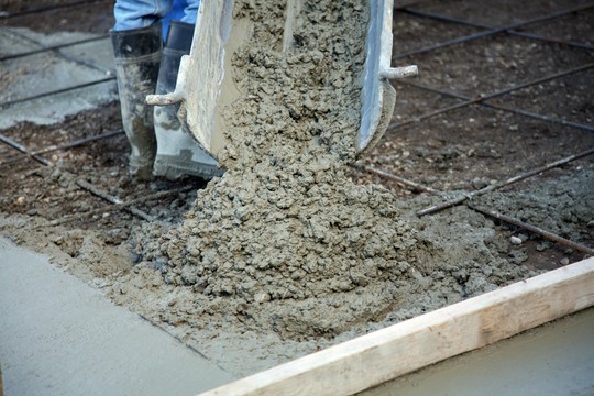 wylewanie betonu na budowie